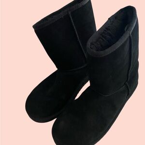 Koolaburra by UGG, Size 10. Worn once. Very excellent condition!